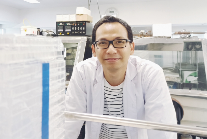 researching in the laboratory of Tohoku University Graduate School of Dentistry