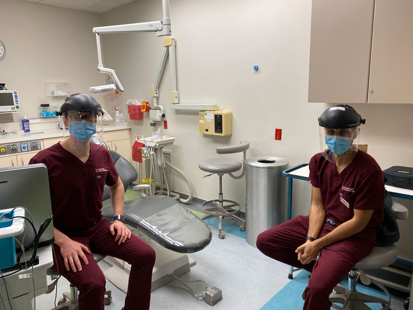 学生が患者さんを待っているところです。この部屋は口腔外科用で陰圧室になっています。