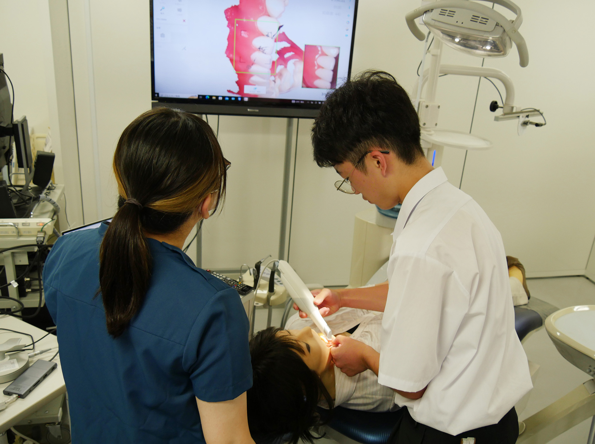 シムロイドで口腔内スキャナーを体験